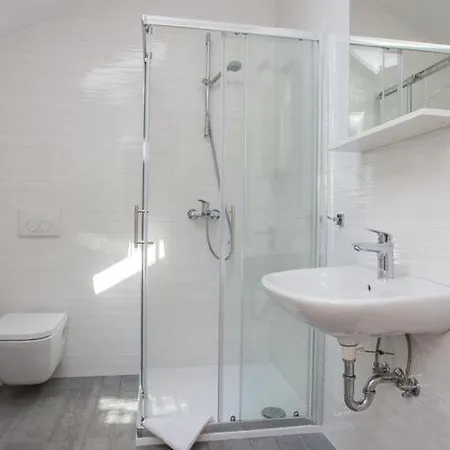 Nina - One-bedroom Ora Ac